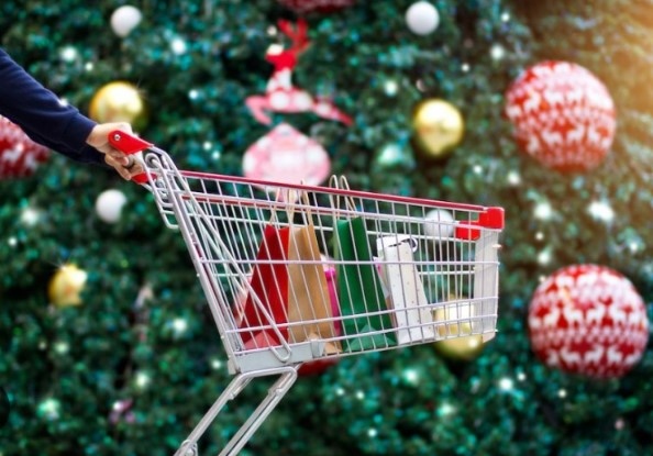 Българите ограничават разходите за ексурзии ресторанти покупка на мебели домакински